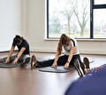 Deelnemers doen ontspannings- en rekoefeningen tijdens de Body & Mind groepsles bij Prengerhoekman.