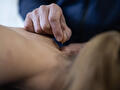 Dry needling therapie voor spierontspanning bij fysiotherapiepraktijk Prengerhoekman.