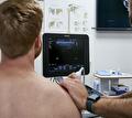 Diagnostische echografie bij Prengerhoekman om spier- en gewrichtsblessures in beeld te brengen.