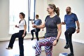 Fitness-instructeur geeft een energieke Step-aerobics les in het sportcentrum van Prengerhoekman in Winschoten.