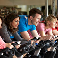 Deelnemers volgen een intensieve spinningles op de indoor bikes bij Sportcentrum Prengerhoekman.