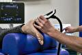 Patiënt krijgt shockwave therapie voor peesklachten bij Prengerhoekman in Winschoten.