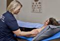 Patiënt krijgt oedeem- en lymfefysiotherapie bij fysiotherapiepraktijk Prengerhoekman.