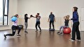 Deelnemers werken aan hun conditie en bewegelijkheid tijdens de Keep Fit groepsles bij Sportcentrum Prengerhoekman.