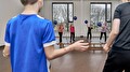 Kinderfysiotherapeut begeleidt kinderen bij sport en bewegen tijdens Fitkids bij Prengerhoekman in Winschoten.